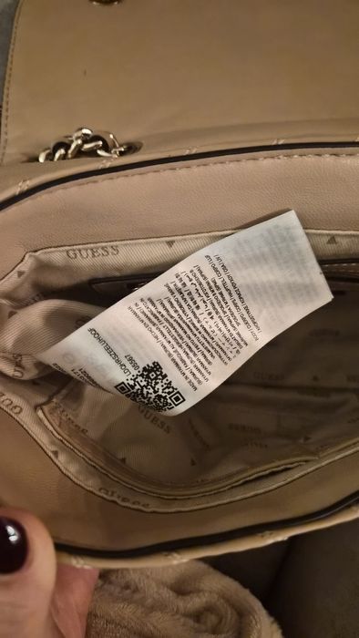 Оригинална бежова дамска чанта Guess - използвана