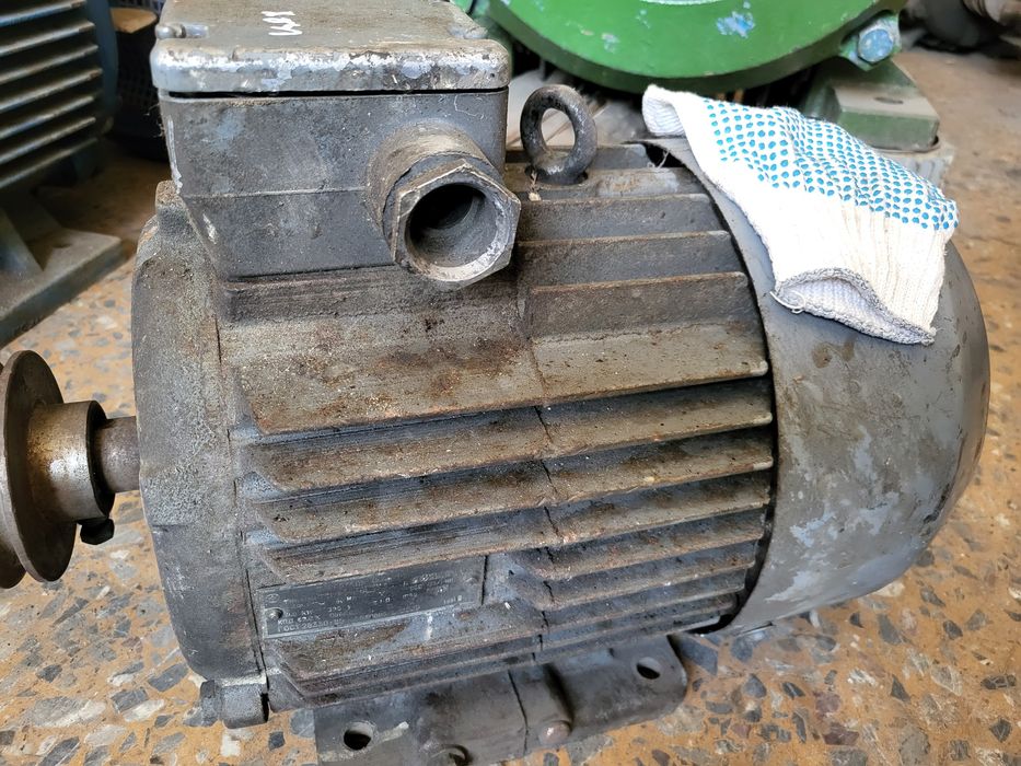 Электродвигатель 380в 5.5кВт 1500об 
В отличном состоянии 
Гарантия