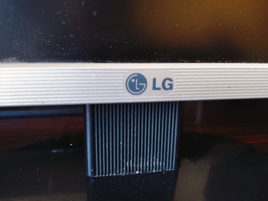 Монитор LG в рабочем состоянии
