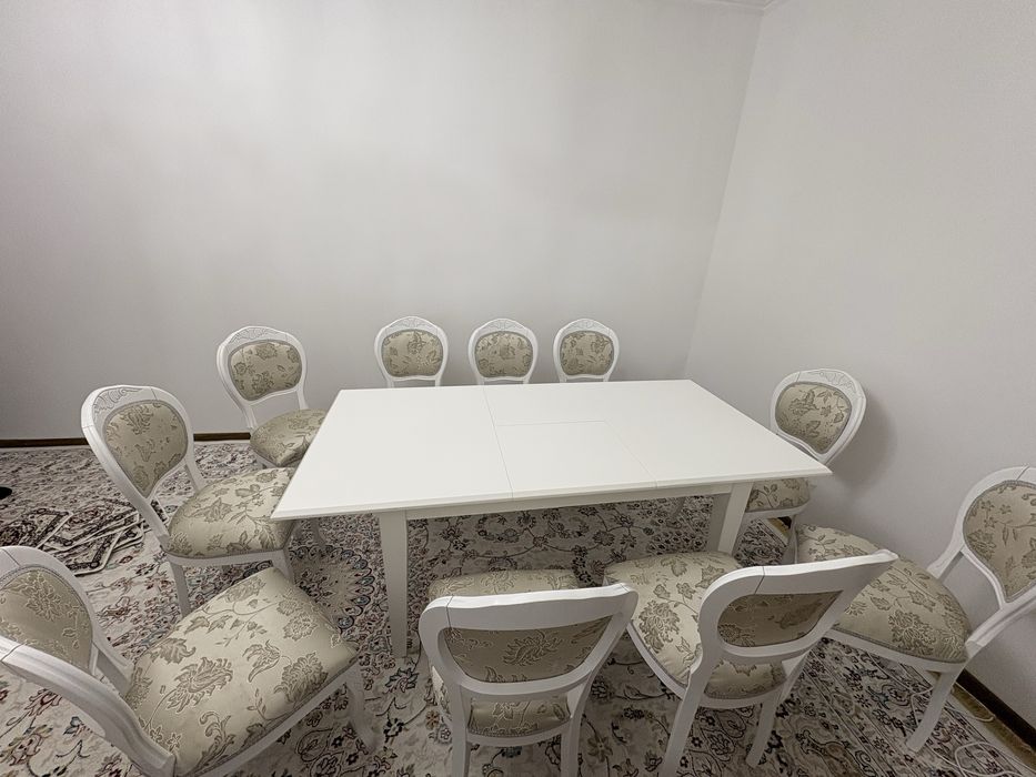 Обеденный стол и стулья