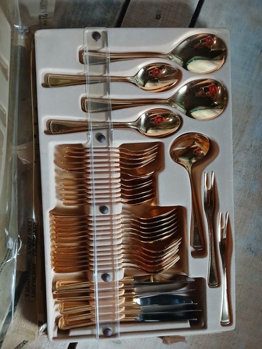 ,Set tacâmuri aurite