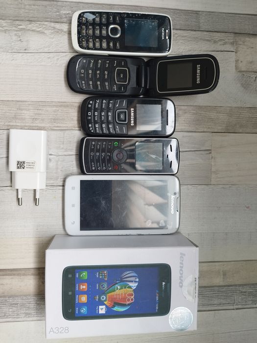 Продавам стари телефони