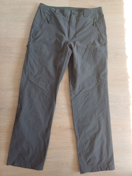 Pantaloni și geaca de munte The  North Face și  Salewa