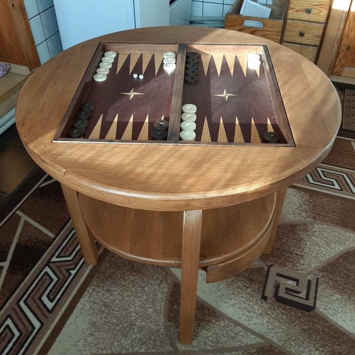 Дървена маса с вградена шахматна дъска