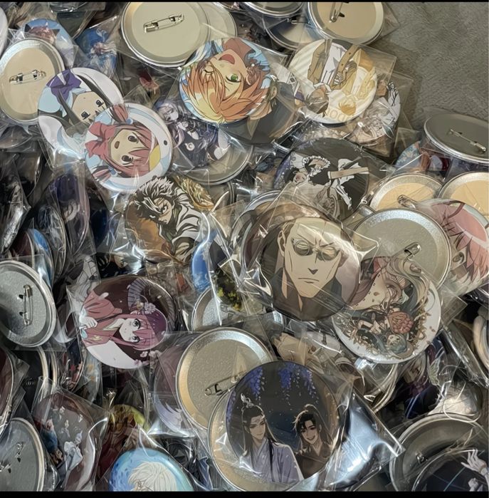 Продаю коробку аниме значков по 6 к