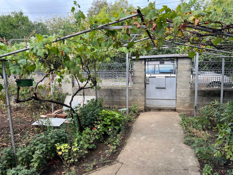 Продавам / Заменям къща с двор в село Бръшлен