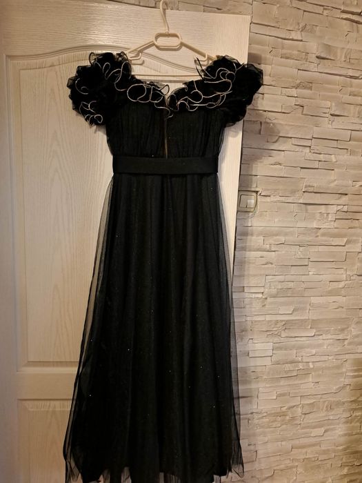 Черна дълга блястяща рокля