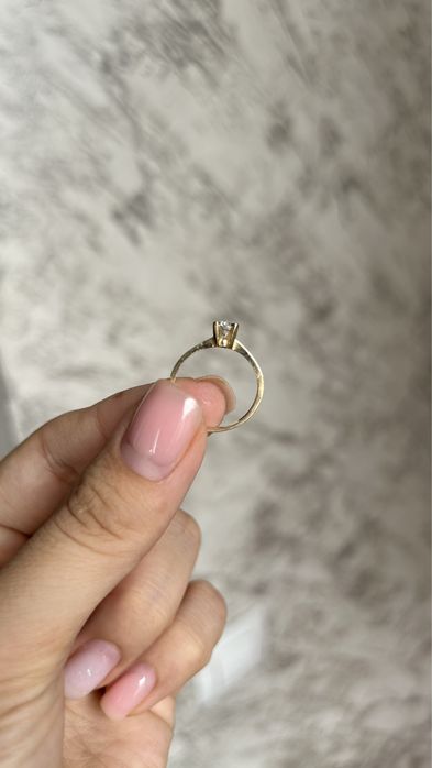 Желтое золотое кольцо с камнями