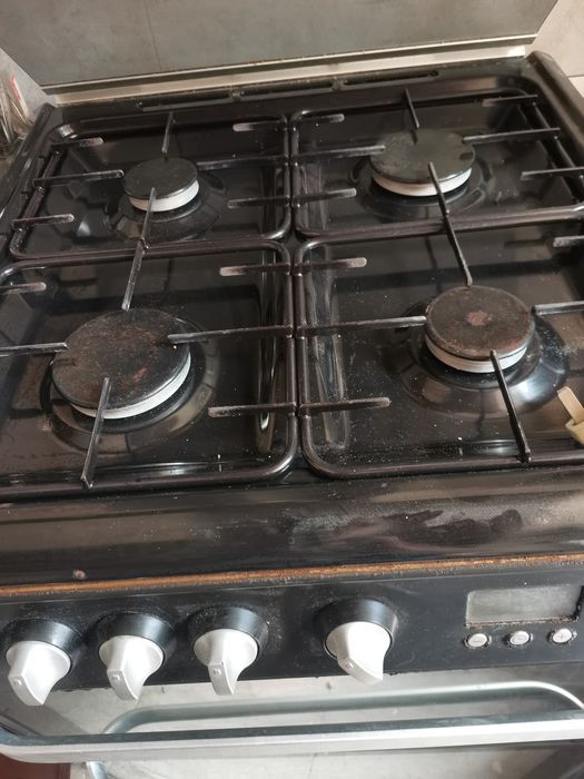 Готварска професионална  печка с фурна на газ.