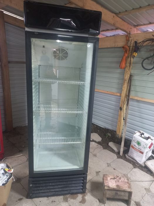Продам витринный холодильник
