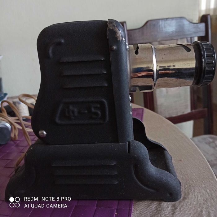 Продавам запазен ретро руски Фильмоскоп Ф-5 за прожектиране на ленти