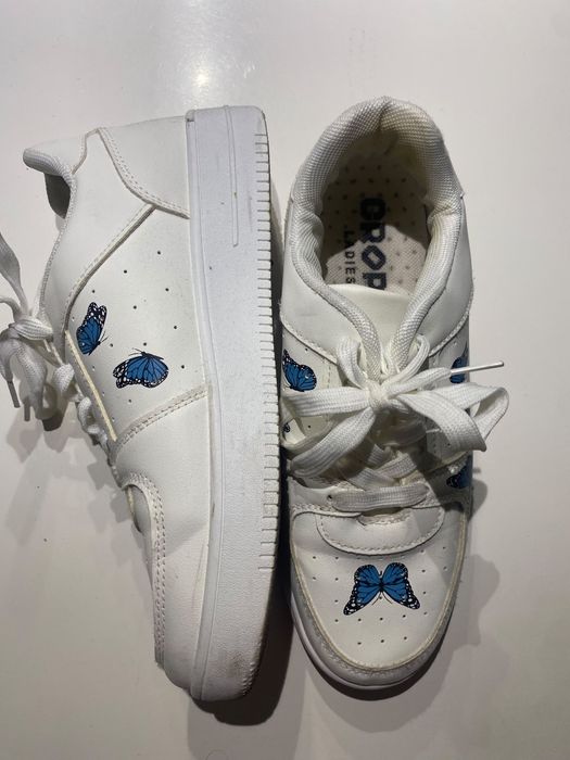 Adidași Cropp albi cu fluturi albaștri – stare bună