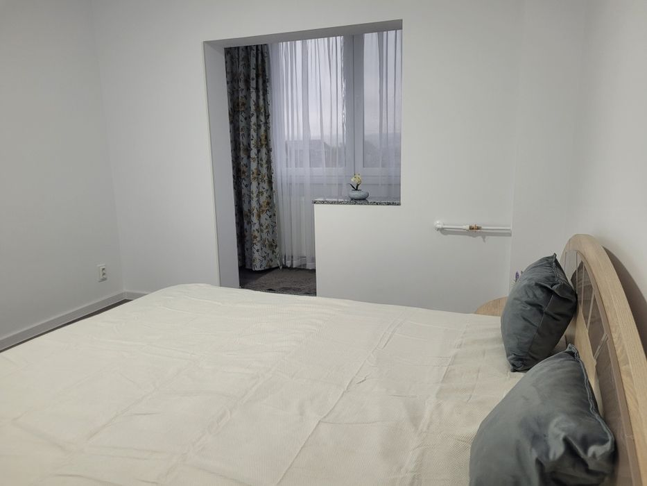 Camera de închiriat în apartament cu 3 camere