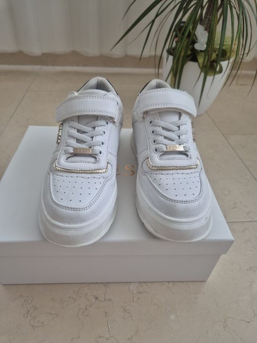 Adidasi Guess marimea 34
