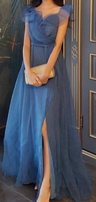 Платье с разрезом на ноге