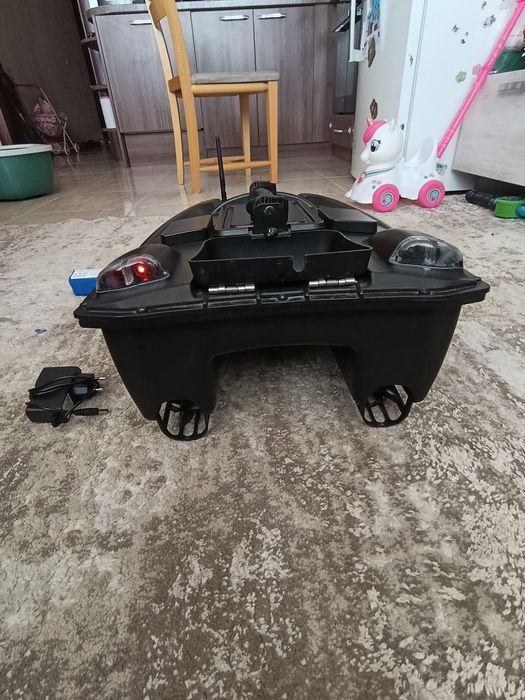 Лодка за захранка Kaтамаран V888 GPS 40 Точки