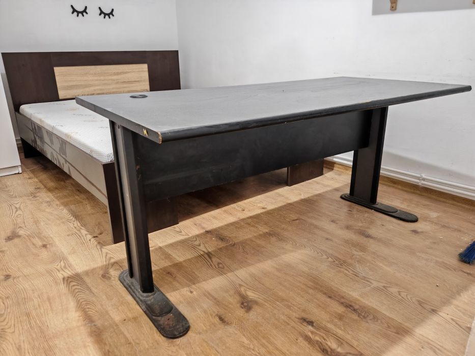 Vând pat cu saltea și birou