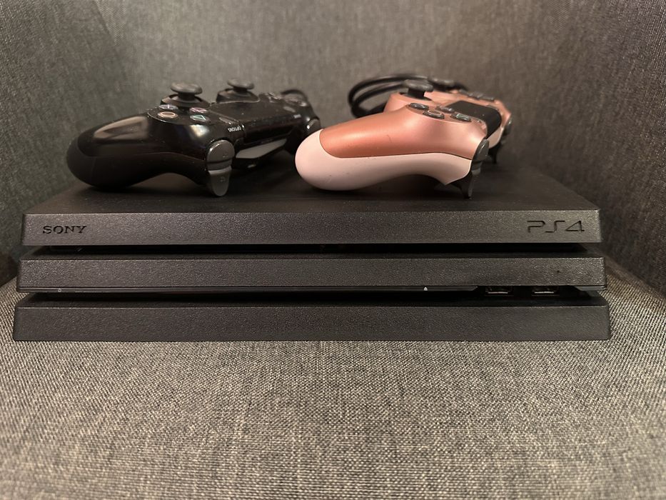 Конзола SONY PS4 Pro 1TB с два безжични джойстика