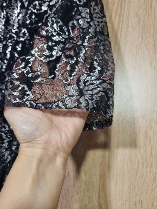 Черна елегантна рокля и сребриста рокля