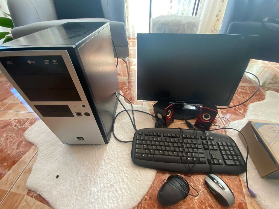 Monitor Samsung 24 inch + unitate PC +  tastatura Logitech + CADOU: 2 boxe + 2 mouse