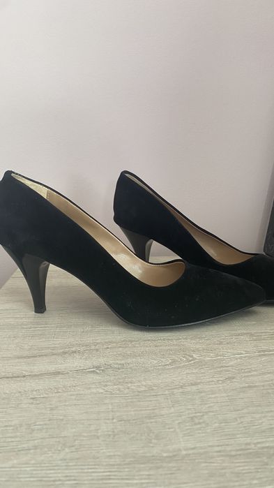 Велурени черни токчета