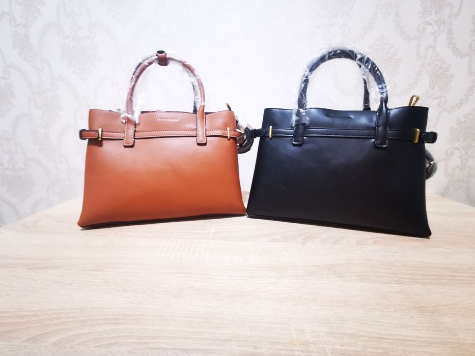 Poșete Mango, noi cu etichetă