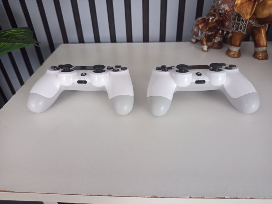 Vând PS4 Slim 1TB + 2 manete + 7 jocuri – stare impecabilă.