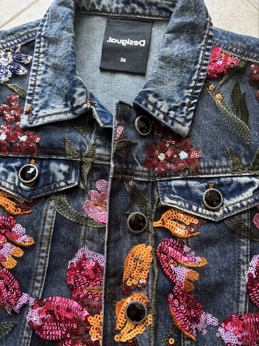 Дънково яке Desigual BALT Denim jacket with embroidery