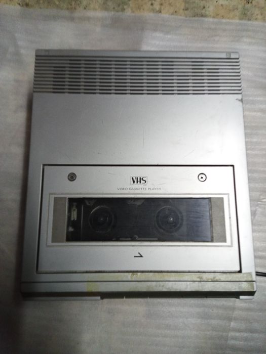 Продавам стар видео плеър с антикварна стойност