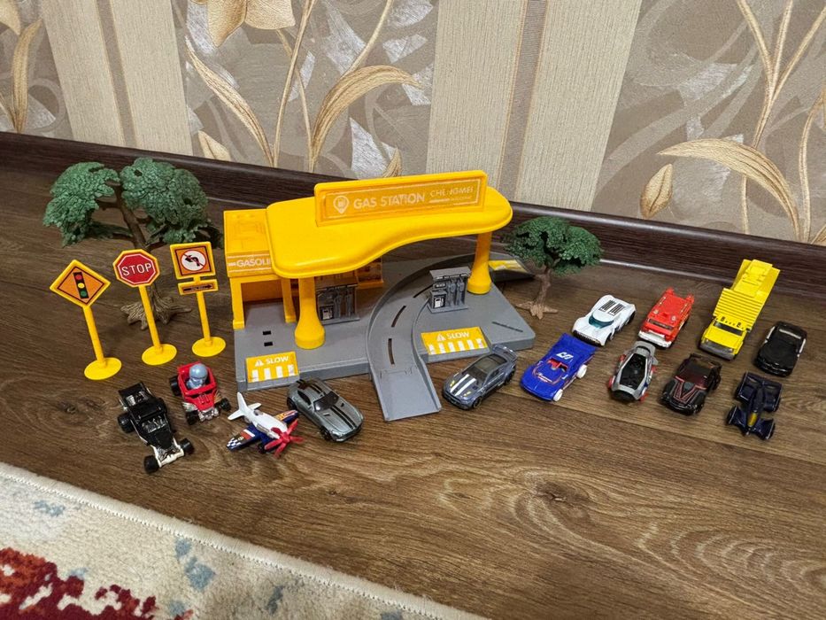 Набор игрушек Hot Wheels (заправка, трассы, машинки)