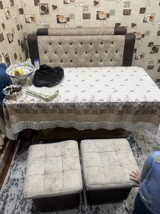 Kuxniya uchun ugolok stoli bilan sotiladi