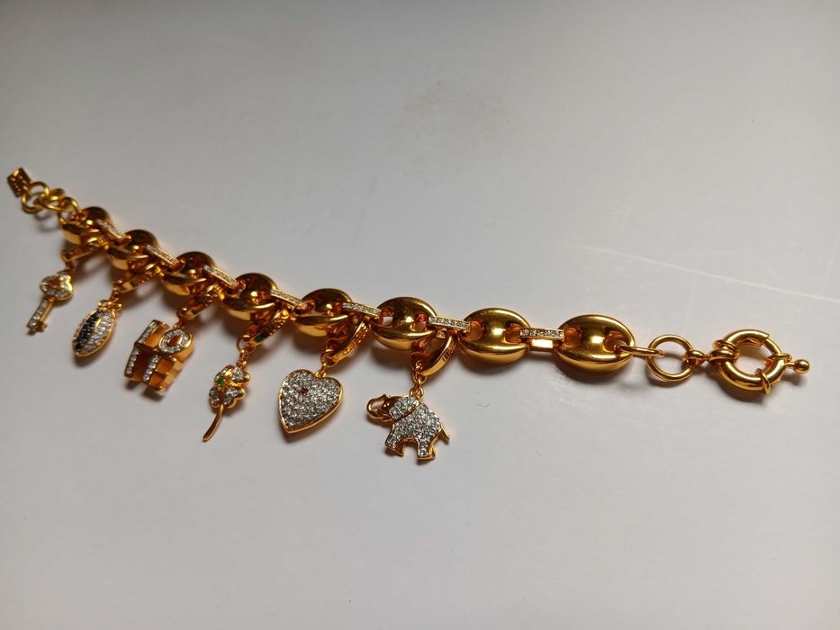 Brățară cu talismane interschimbabile „Love-Luck” de la Galería del Coleccionista, placată cu aur și decorată cu cristale Swarovski, zafire și rubine