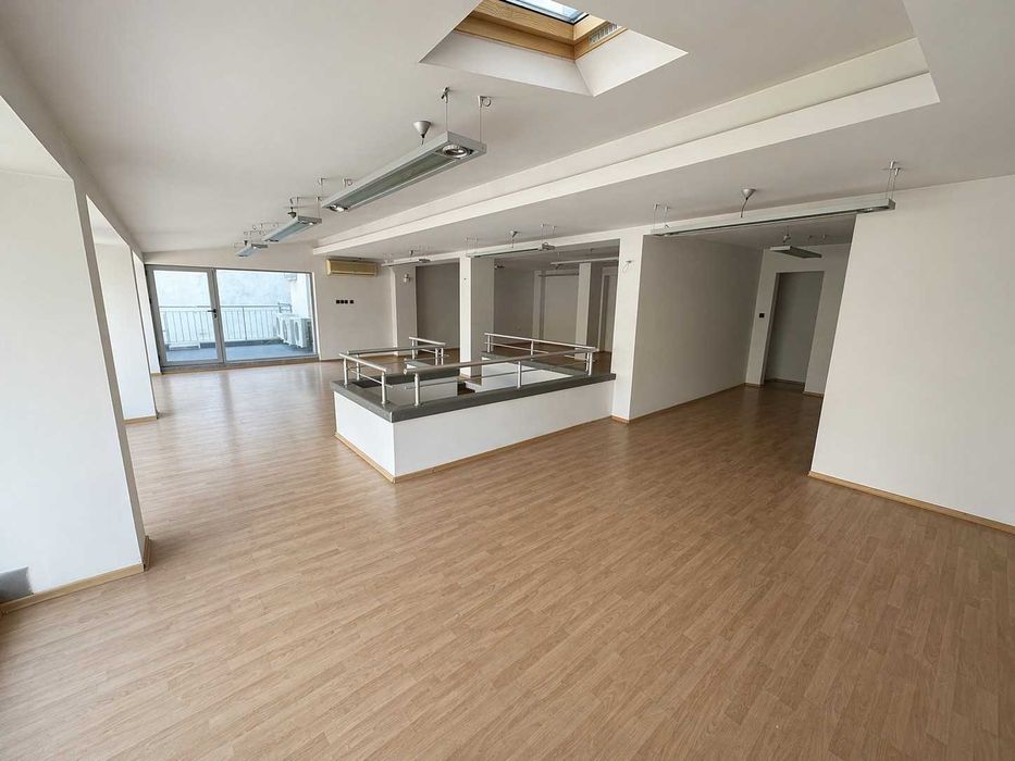 Магазин с голяма витрина в гр.Пловдив - кв. Каменица 1