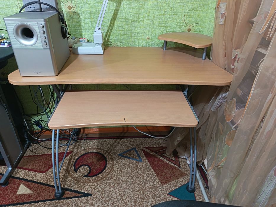 Столы компьютерные б/у