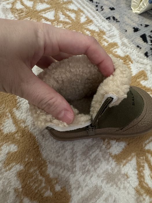 Продам детские ботинки