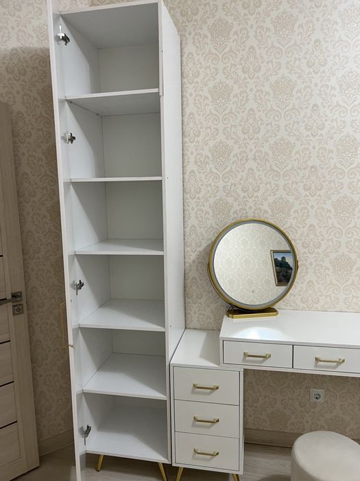 Продам туалетный столик.