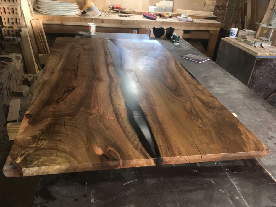 Дизайнерски плотове, маси и мебели от епоксидна смола и дърво.