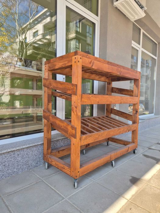 Дървен стелаж на колела