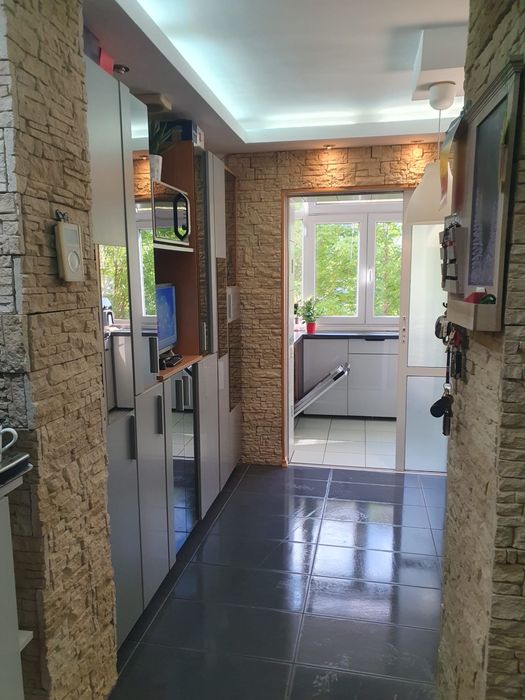 Vând apartament cu 3 camere decomandat Valea Roșie