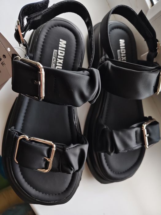 Продам новые сандалии