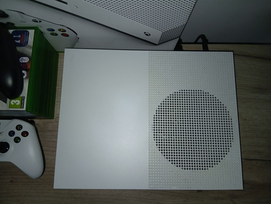 Vând Xbox One S 500 GB 12 Jocuri + 1 Controller