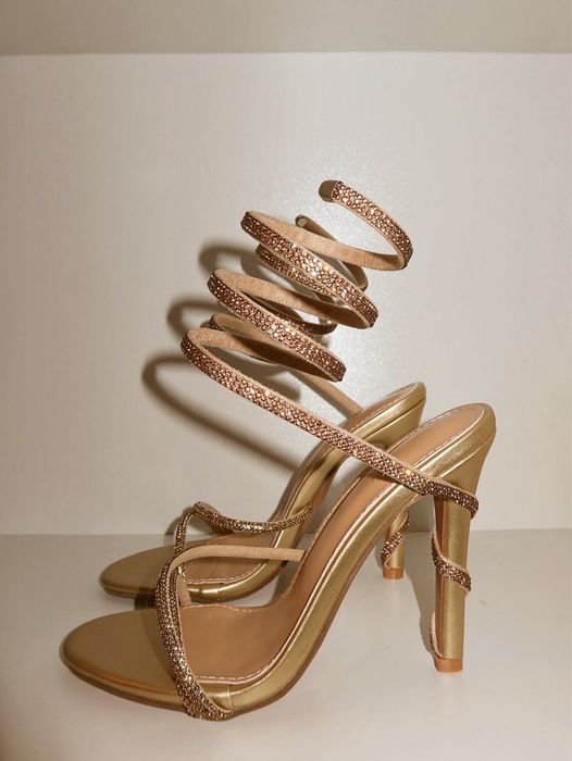 Налични сандали на висок ток 37,38,38,40 номер