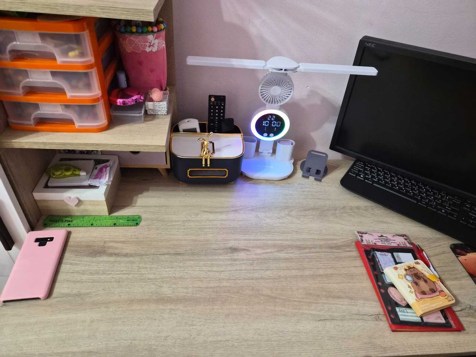 Бюро, подходящо за деца в училищна възраст.