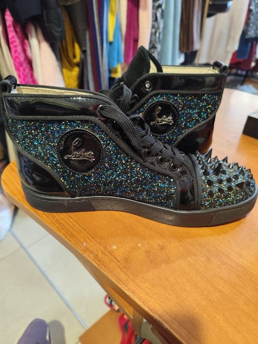 ChristianCristian Louboutin с черни блестящи детайли.