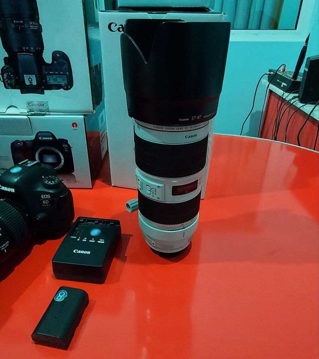 Sotiladi: Fotoapparat va obektiv – deyarli yangi holatda!