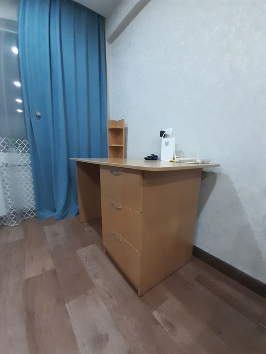 Продам стол тумбовый