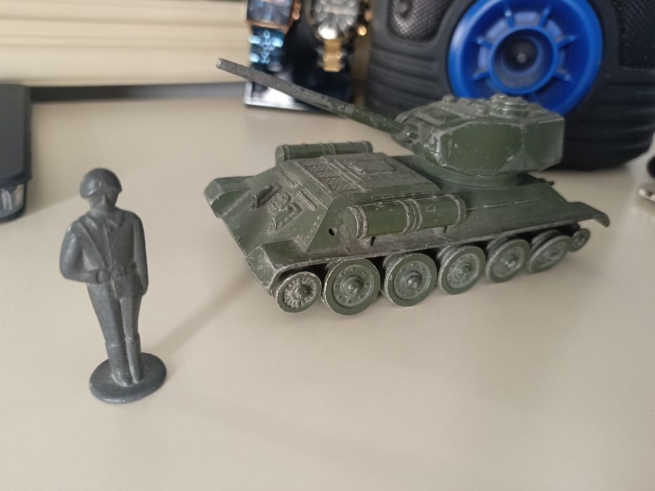 Продам антикварный танчик советский.