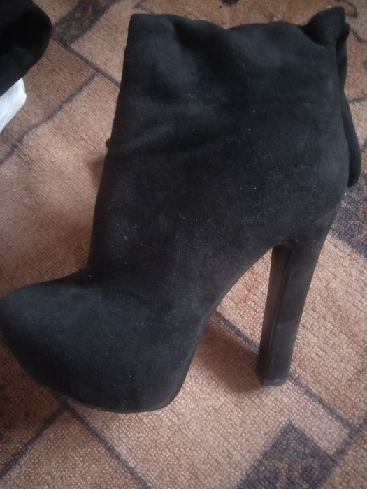 Замшевые сапоги.