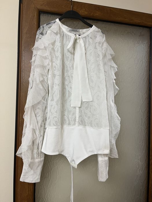 Бяло боди Avin с ефектни ръкави