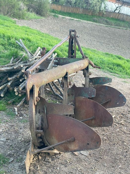 Vând plug cu 3 brazde